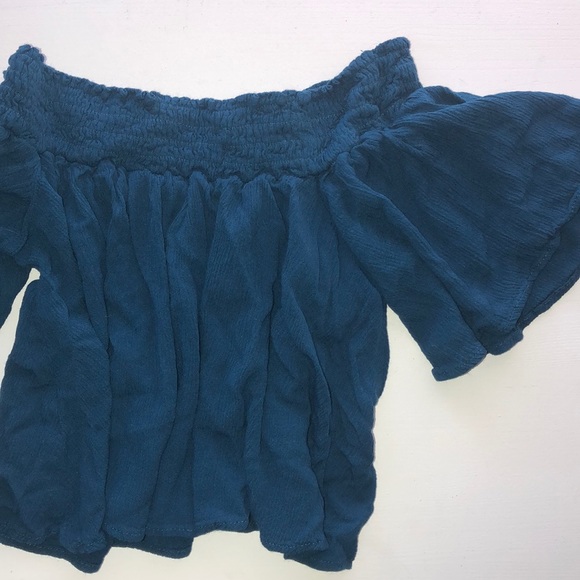 KIMCHI BLUE UO | off the shoulder smocked crop top - Picture 3 of 8